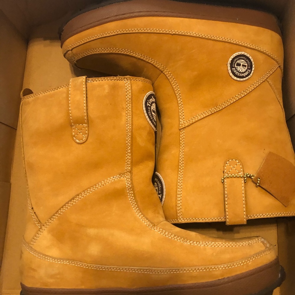 Brand new Timberland suede women’s boots size 8.